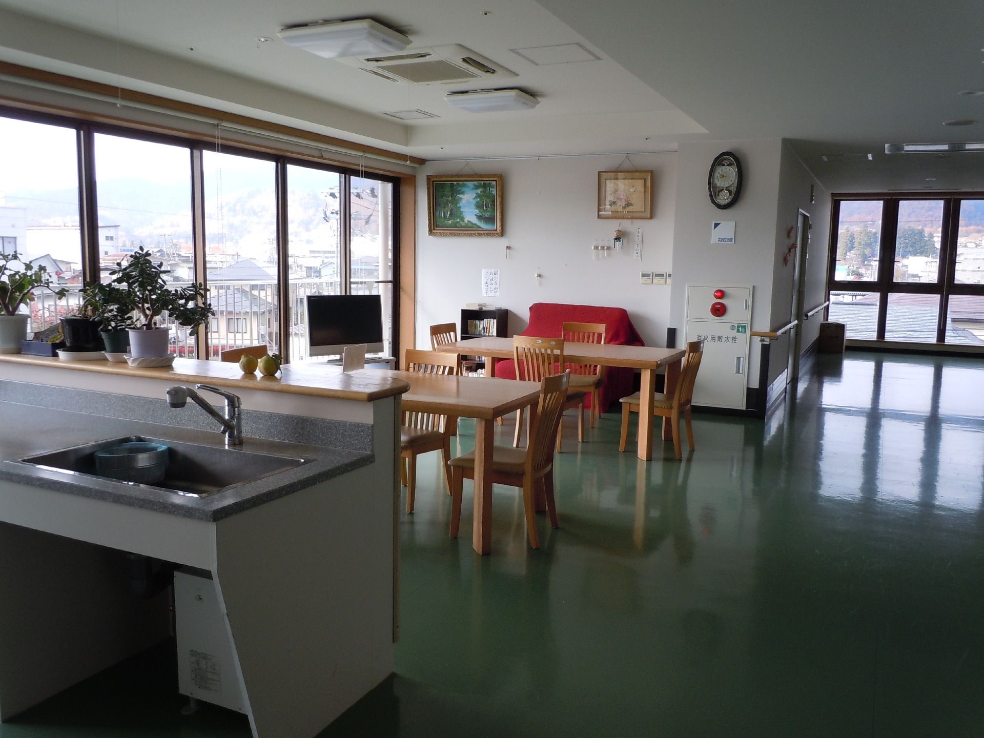 リビングは窓が多く開放的な空間となっている。テーブルをゆとりを持って置いているので、ゆったりと過ごしていただける。