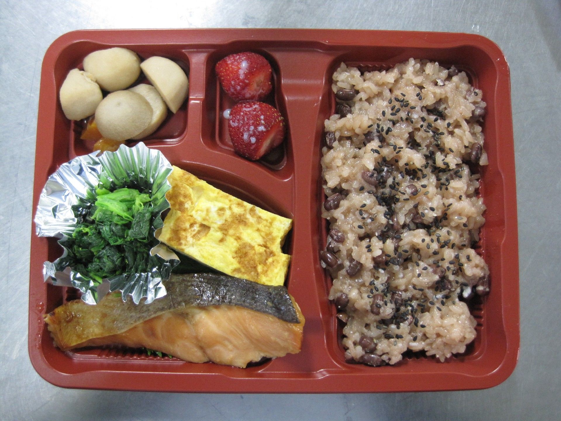 健康面に配慮したお食事を提供している。赤飯や焼き魚をメインに複数のおかずが付くなど、さまざまなメニューをご用意している。