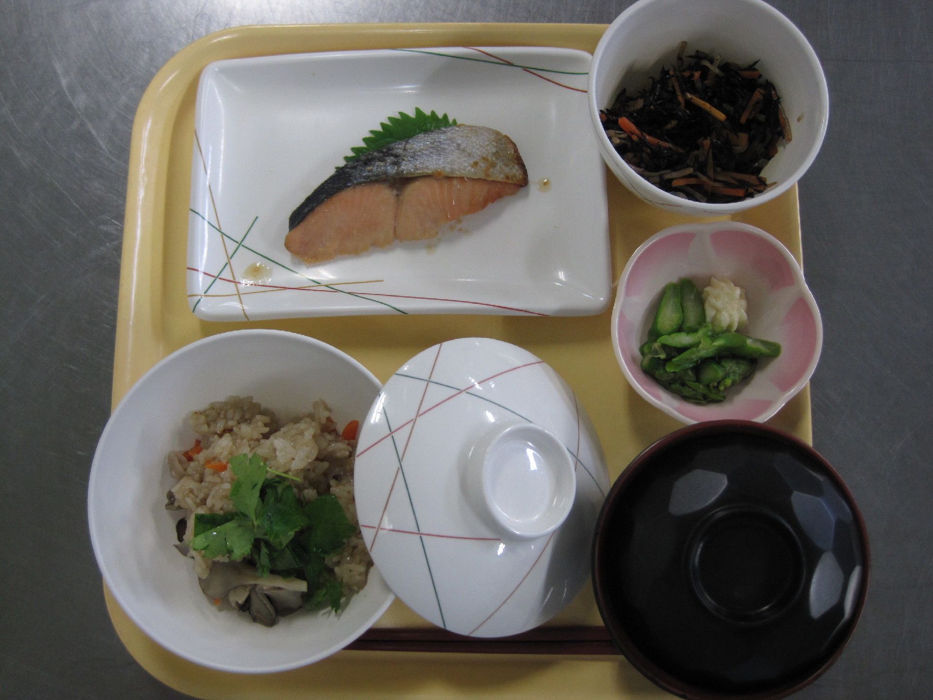 ご家庭で食べられるような、温かみのあるお食事を提供している。おかずの品数が多く、栄養価の高いメニューとなっている。