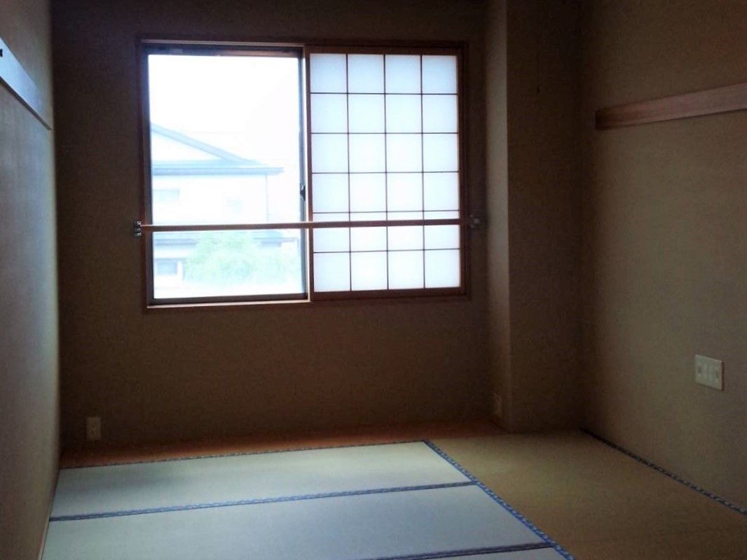 館内に用意された居室には、和室タイプもある。障子が設置された窓には、手すりが取り付けられている。コンセントが壁に完備されている。