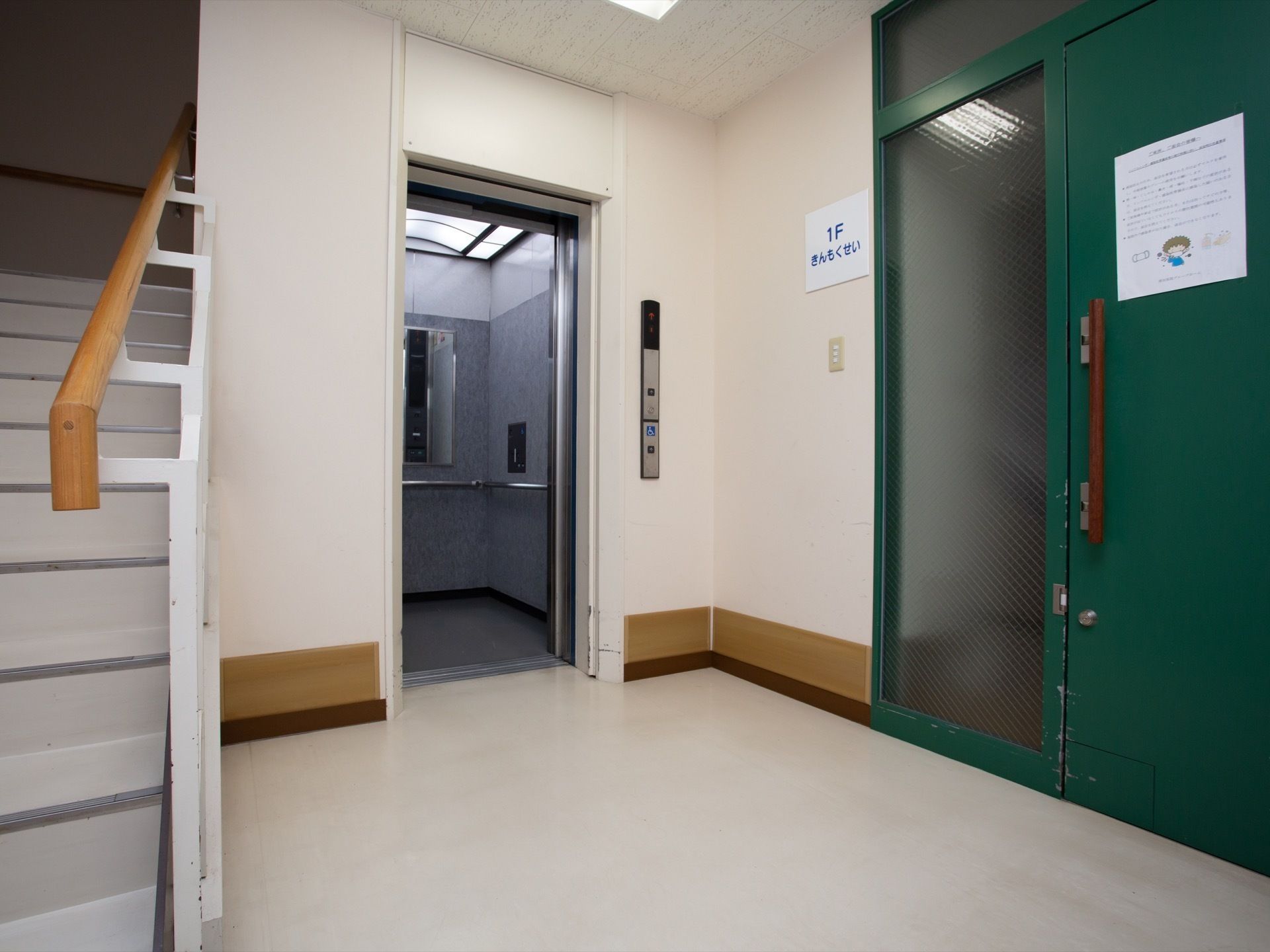 施設内に設けられているエレベーターである。壁３面には手すりが取り付けられ、奥の壁には鏡が備わっている。