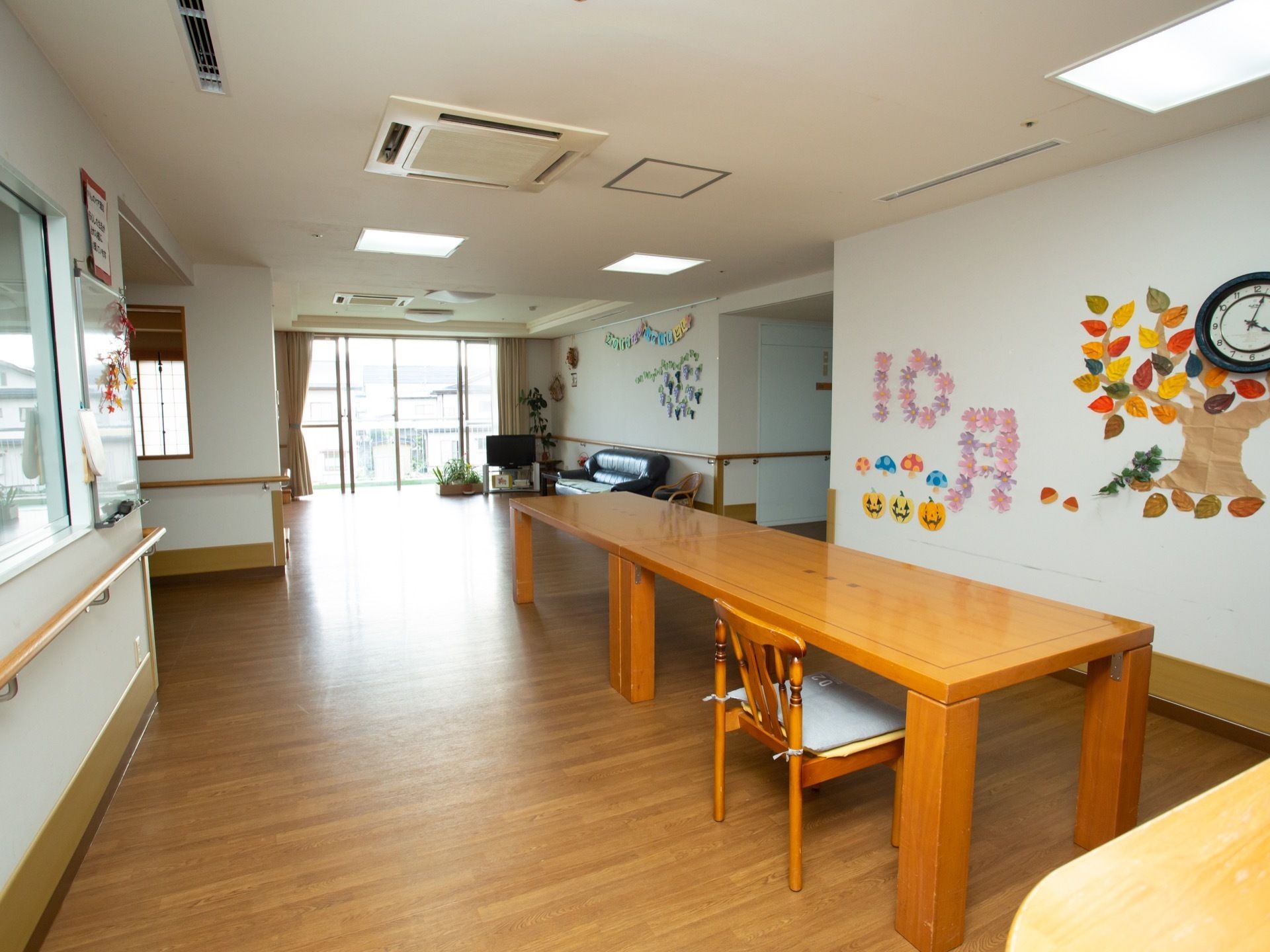 テーブルやソファー、テレビなどが備わる共有スペースである。スペースに余裕があり、開放的な雰囲気である。