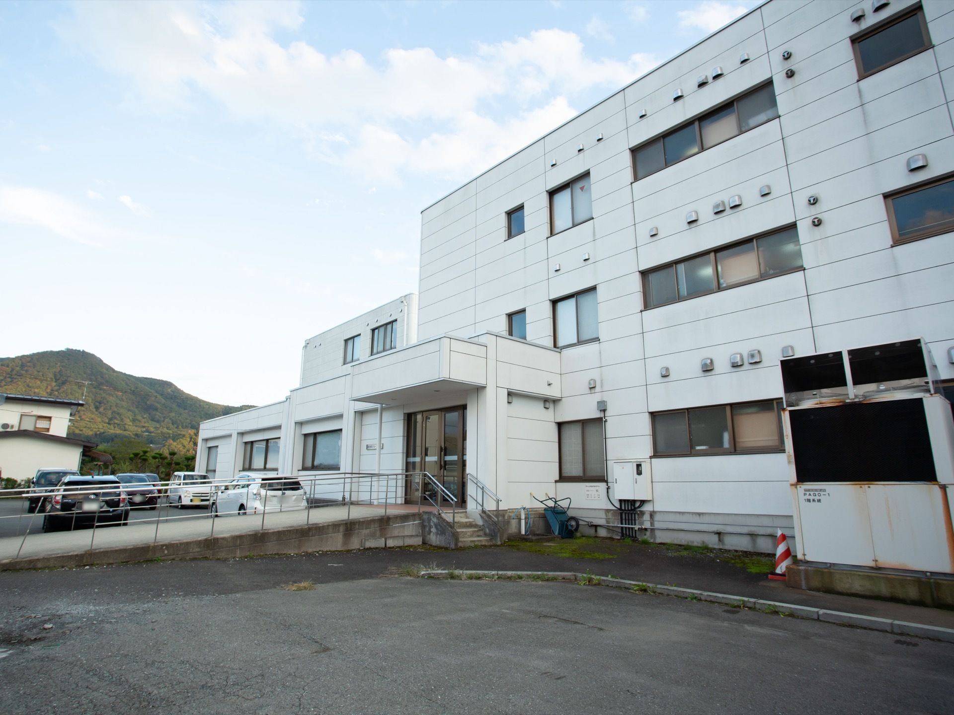 施設の建物は3階建てで、白色の外観である。玄関の前に通じるスロープには両側に手すりが備わり、通路幅は広く確保されている。