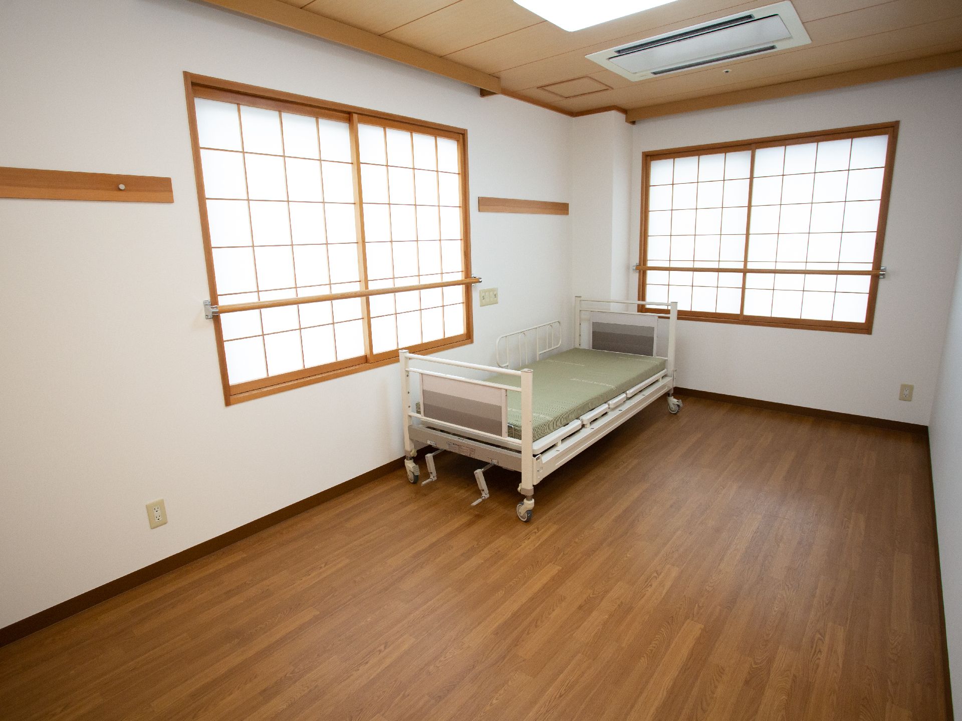 窓には障子が貼られている、和の雰囲気の落ち着いた個室