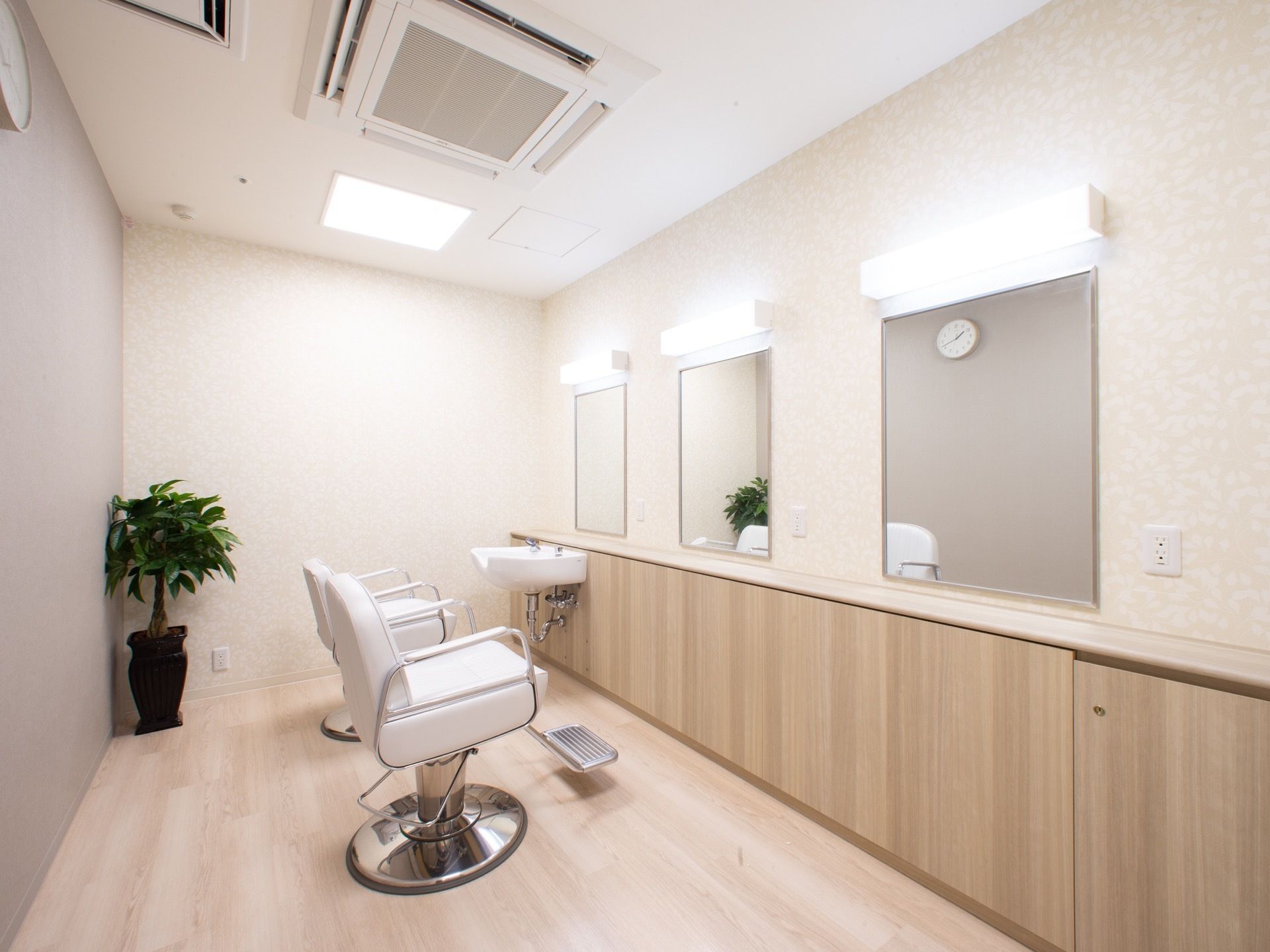 施設の中にヘアーサロンが設置されている。上下可動する専用椅子やシャンプー台など、本格的な設備が整っている。