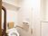 白を基調としたトイレは、明るく清潔感がある。安全のため、背もたれ付きの手すりや呼び出しボタンを完備している。