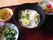今日のメニューはゆずが添えられたつけうどんに揚げ物、サラダ、煮豆、菜っ葉のおひたし。さっぱりと召し上がっていただける。