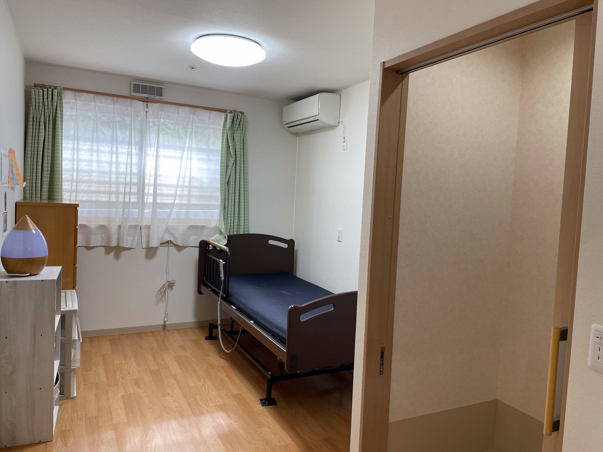 施設周辺を散歩しながら、談笑に花を咲かせる入居者様と家族