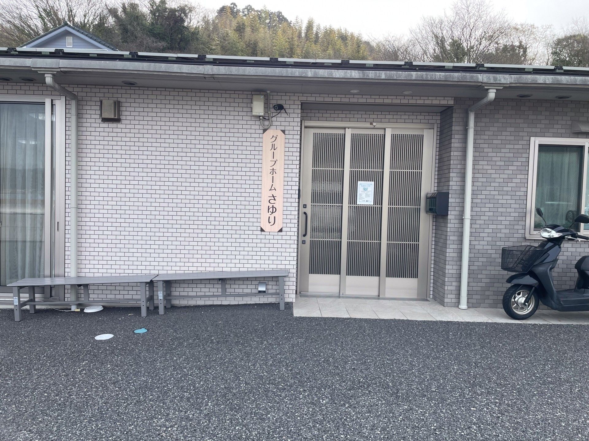 入り口が広々とした施設