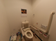 バリアフリーのトイレ設備と手すり