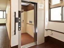 エレベーターの出入り口に縦長の手すりが備え付けられており、安全に利用ができる。窓側の通路にも手すりを完備。