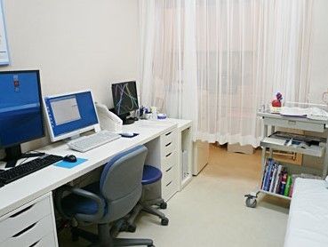 白を基調とした、清潔で機能的なクリニックが施設に併設されている。24時間スタッフが常駐しており、常に安心してお過ごしいただける環境である。