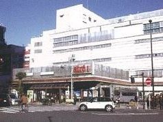 施設は近隣に複数の駅があり、商業施設なども充実している。入居者様にも来訪者様にも便利な立地となっている。