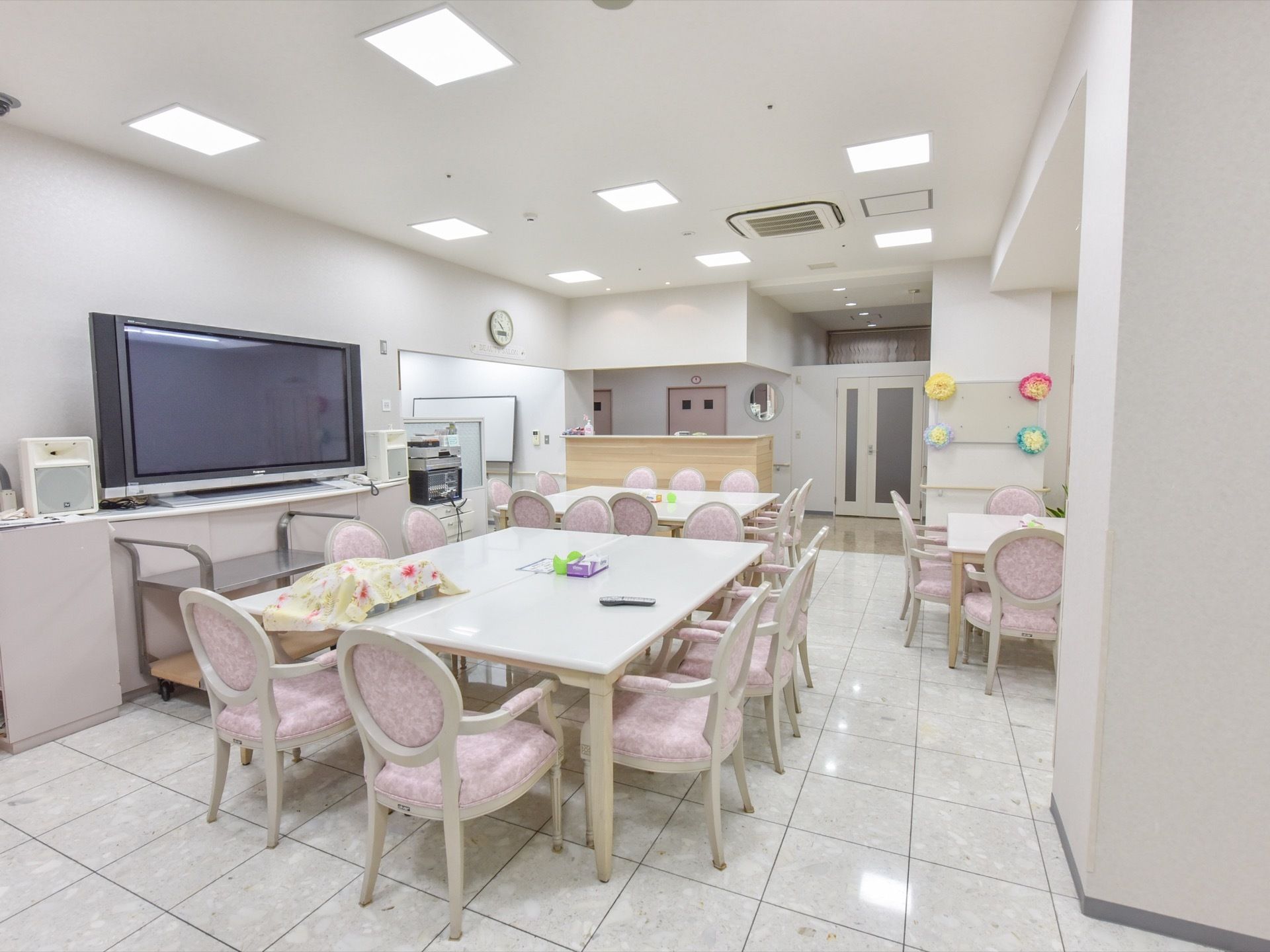 食堂には大型のテレビが設置されている。入居者様はテレビを見たり、お茶を飲んだり、自由に過ごすことができる。