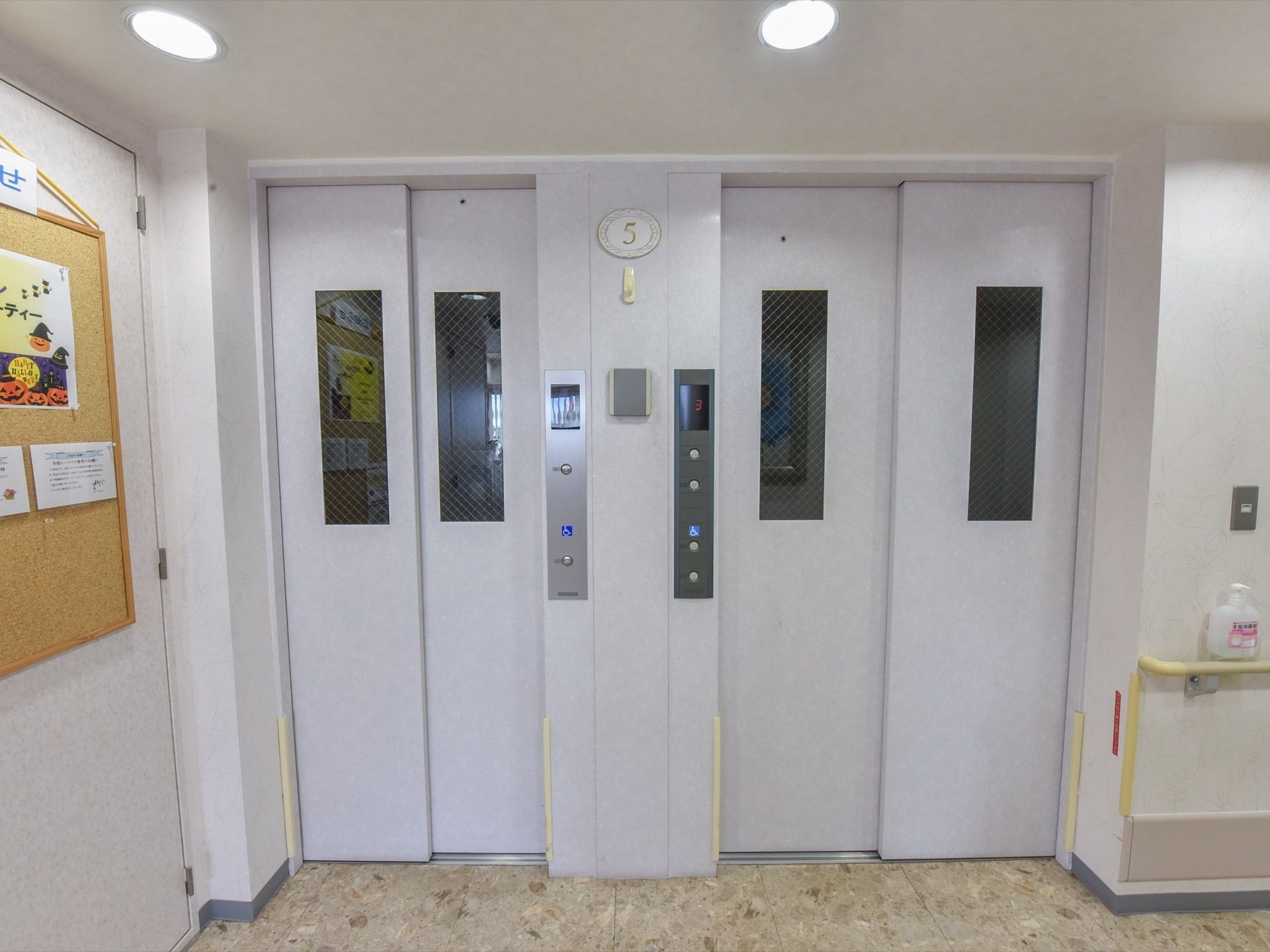 施設内にはエレベーターを２基設置している。階段を利用できない方でも安全に階の移動をすることができる。