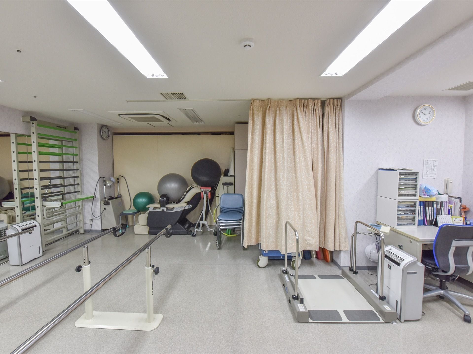 リハビリ室には、歩行バーやバランスボールなど様々なリハビリ用具が用意されている。入居者様の状況や体調に合わせたリハビリを行っている。