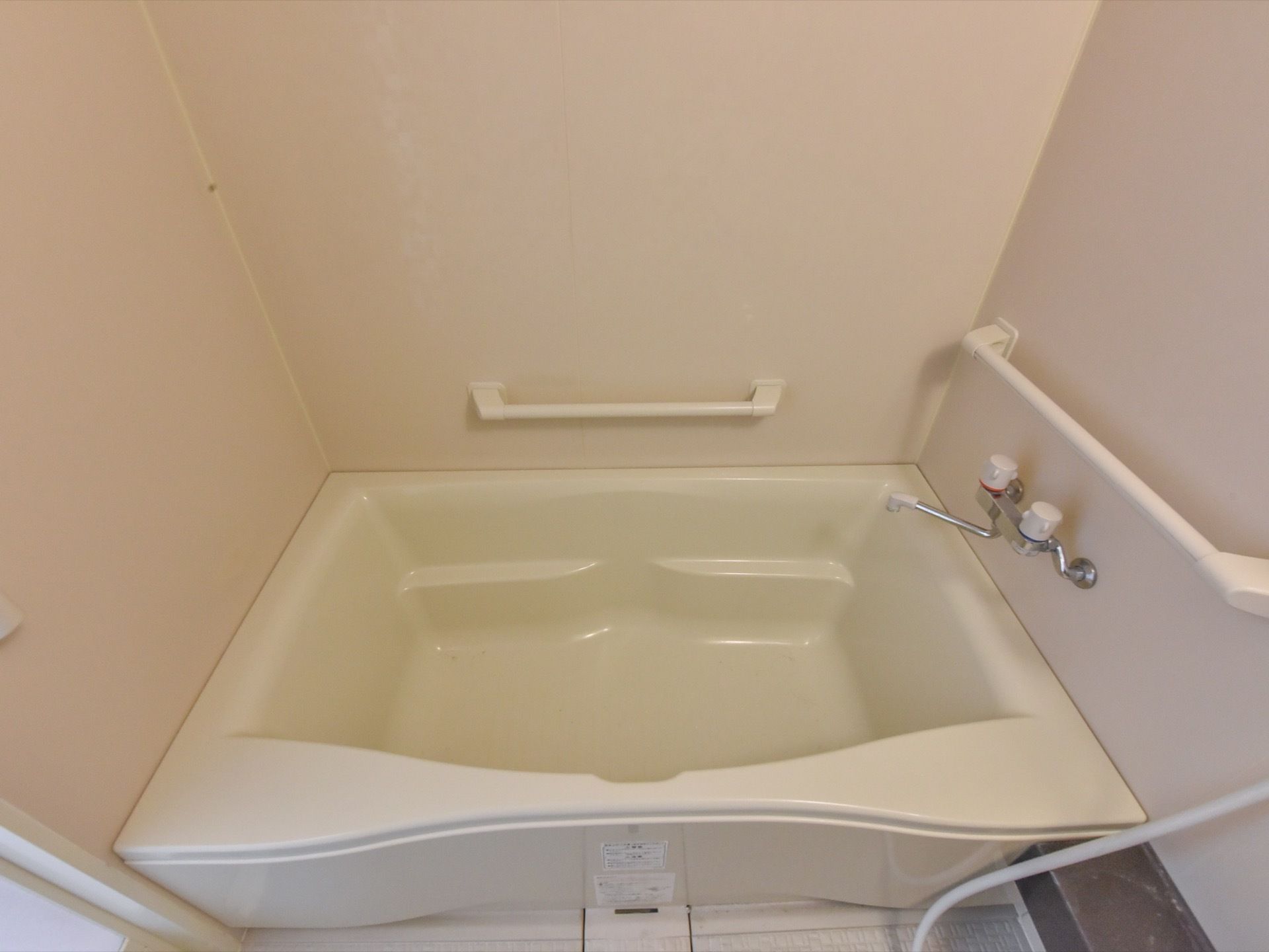 個浴室にはゆったり入れる浴槽が設置されている。高齢者でも安全に入浴できるように、複数の手すりが取り付けられている。