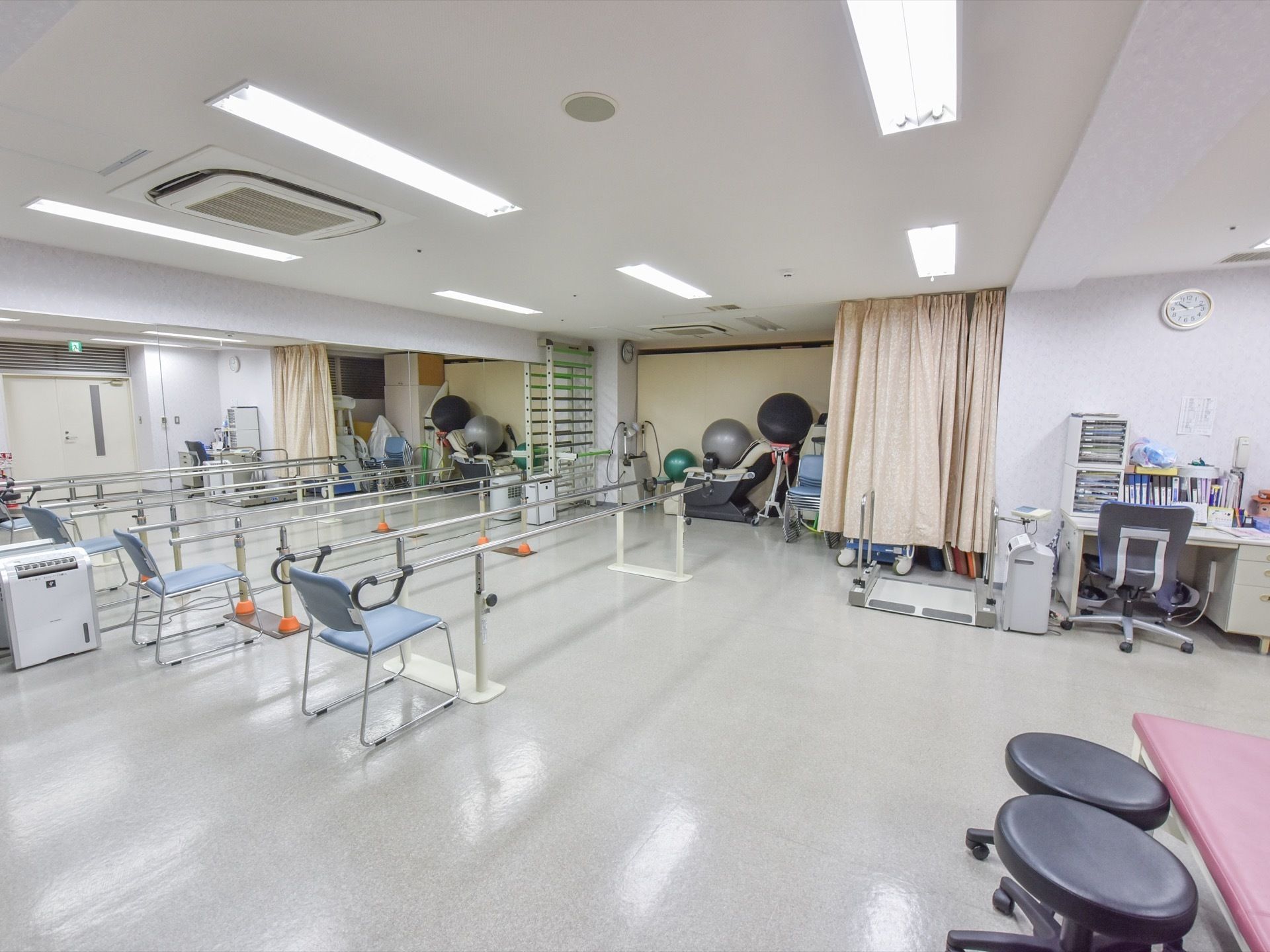 地下にある広いリハビリ室には様々な器具が用意されている。スタッフの指導の下、リハビリを受けることができる。