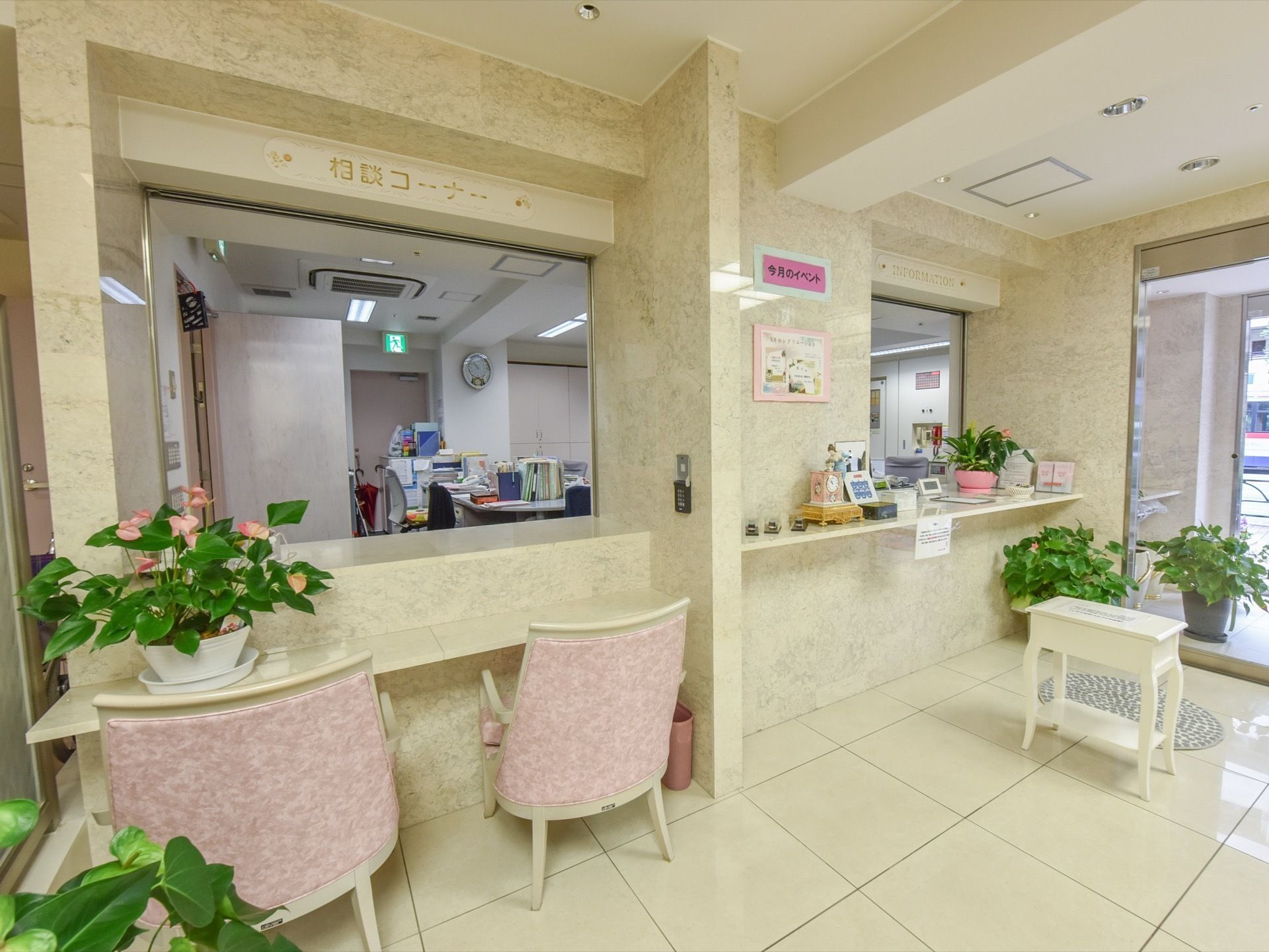 エントランスには相談コーナーがある。日々の生活で困ったことなどやお願いしたいことをスタッフに相談することができる。