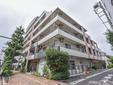 施設は地上６階、地下２階の建物。隣接する大きな通りには広々とした歩道がある。介助・介護が必要な方やご家族がくつろげる施設になっている。