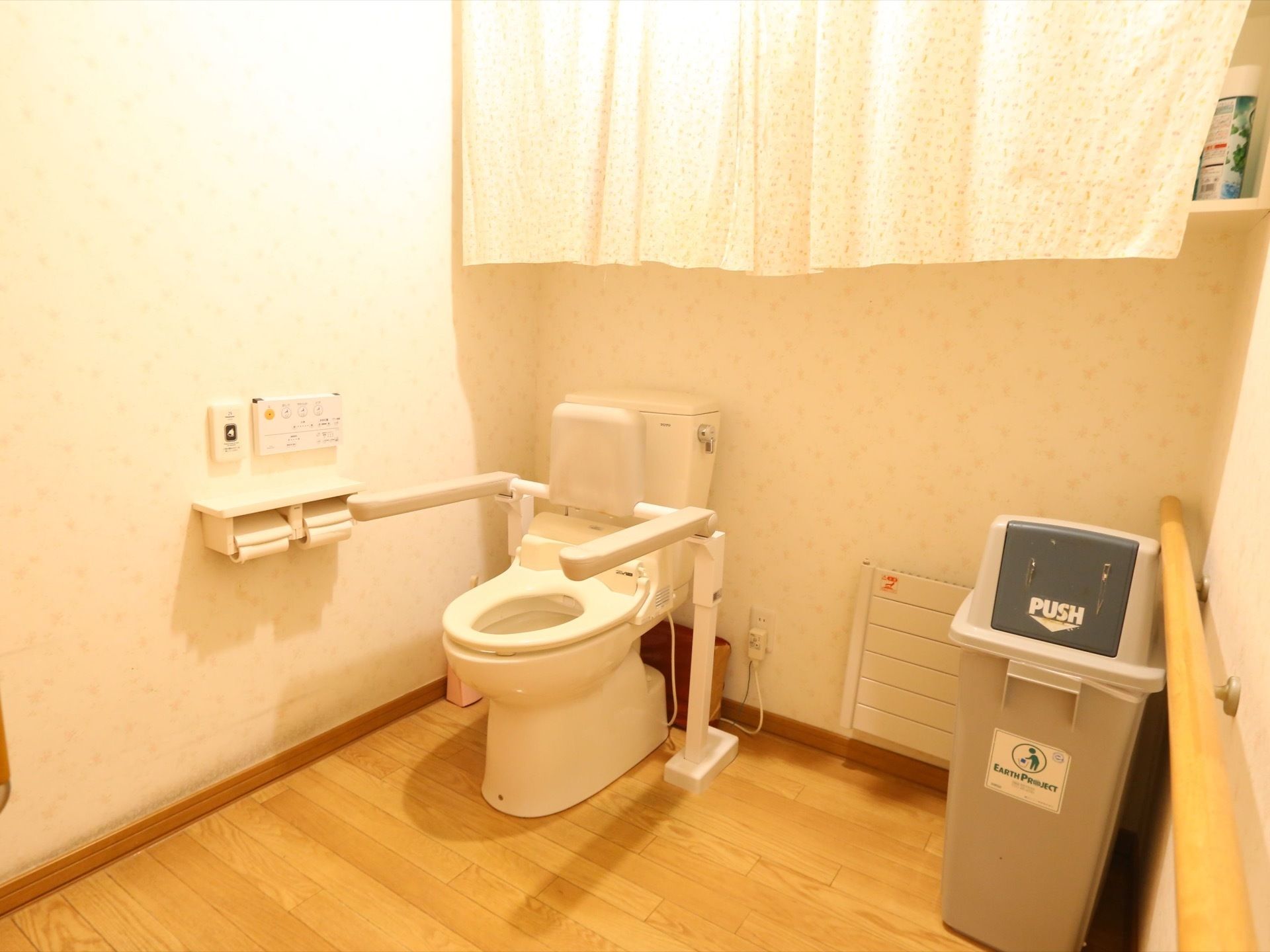 トイレには温水洗浄便座器が完備されており、呼び出しブザーや背もたれパッド付きの手すりが設置されている。