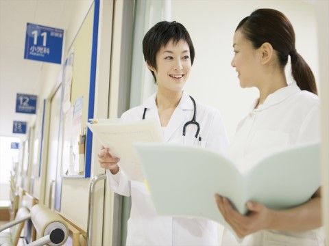 スタッフの笑顔が輝く廊下