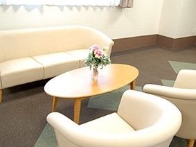 ご家族が来館された際に利用できる、白いソファがある談話スペース