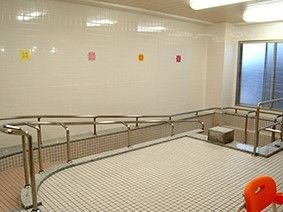 大浴場は面積を広く取り、浴槽までにスロープと手すりを設置し段差を無くしている。足の不自由な方も安全に入浴いただける。