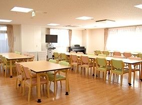一度に大人数で利用できるテーブルセットを用意している。混雑する食事時でも場所に困ることなくご利用いただける。