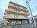 地上４階建て。マンションのような佇まいをしている。周囲には大きな建物がない。全室にはベランダが設置されている。