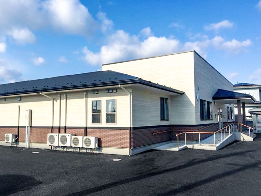 建物の周囲は広いスペースがありスロープが設けられている。車での送迎や車椅子をご利用の方も出入りが楽に行える。