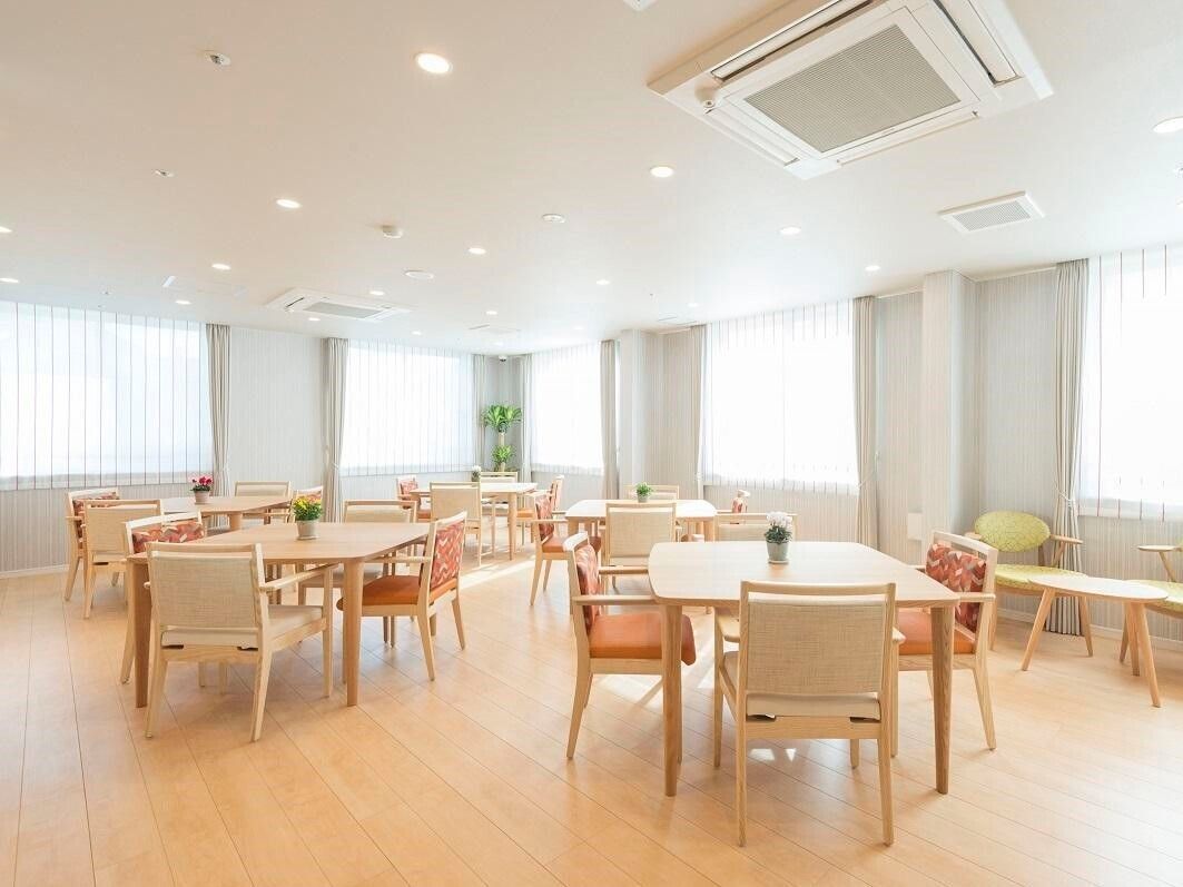 入居者様の手を握って、健康状態を確認しているスタッフ