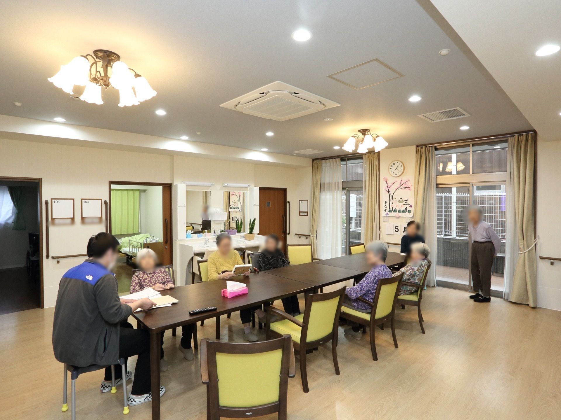 スタッフが今日の予定について話しているのを聞いている入居者様
