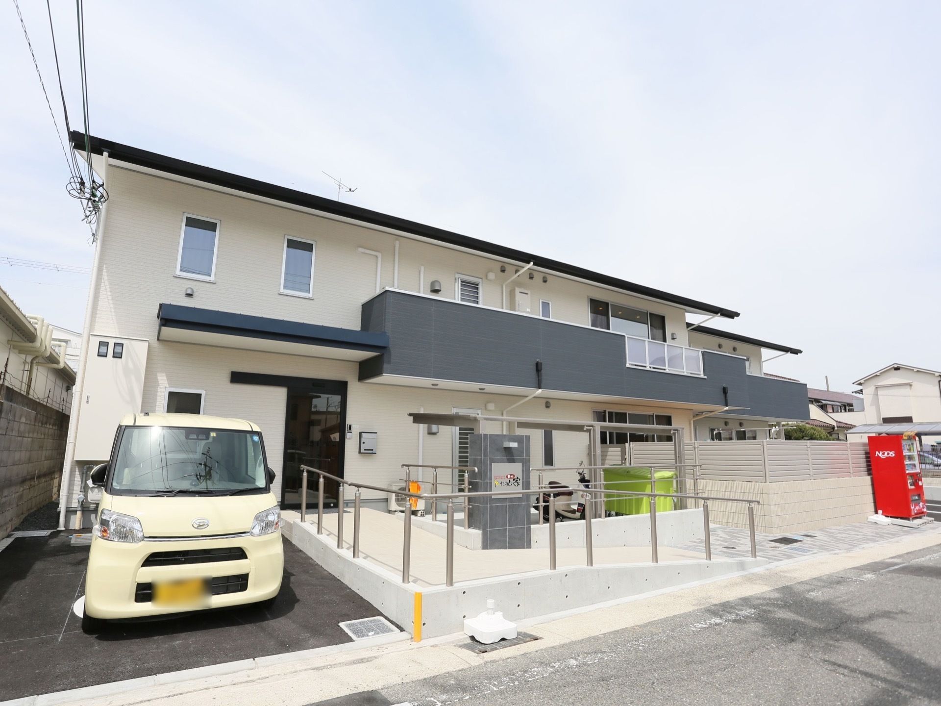 入り口が緩やかな坂のスロープとなっている、施設の外観