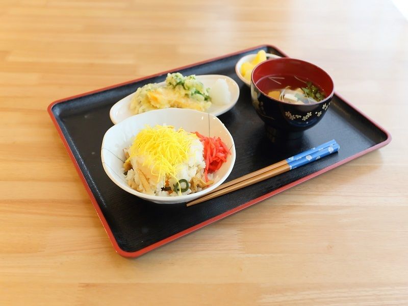 ちらし寿司と天ぷらの盛り合わせのセット
