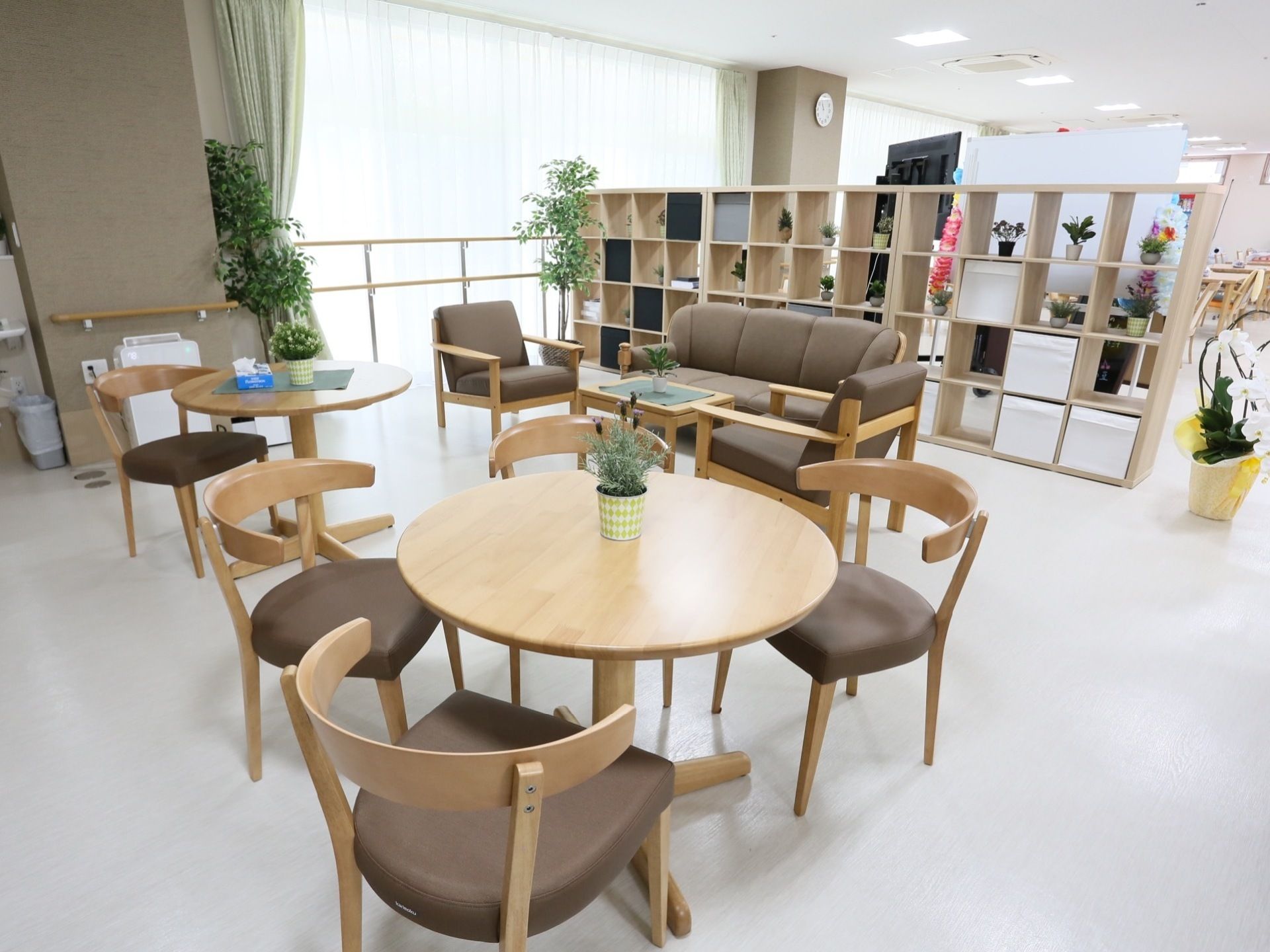 お仲間と雑談したり、一人で読書をしたりして過ごせる共有スペース