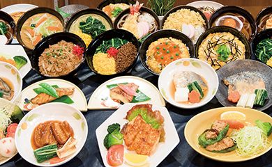 海老天うどんと三色丼などさまざまなメニュー