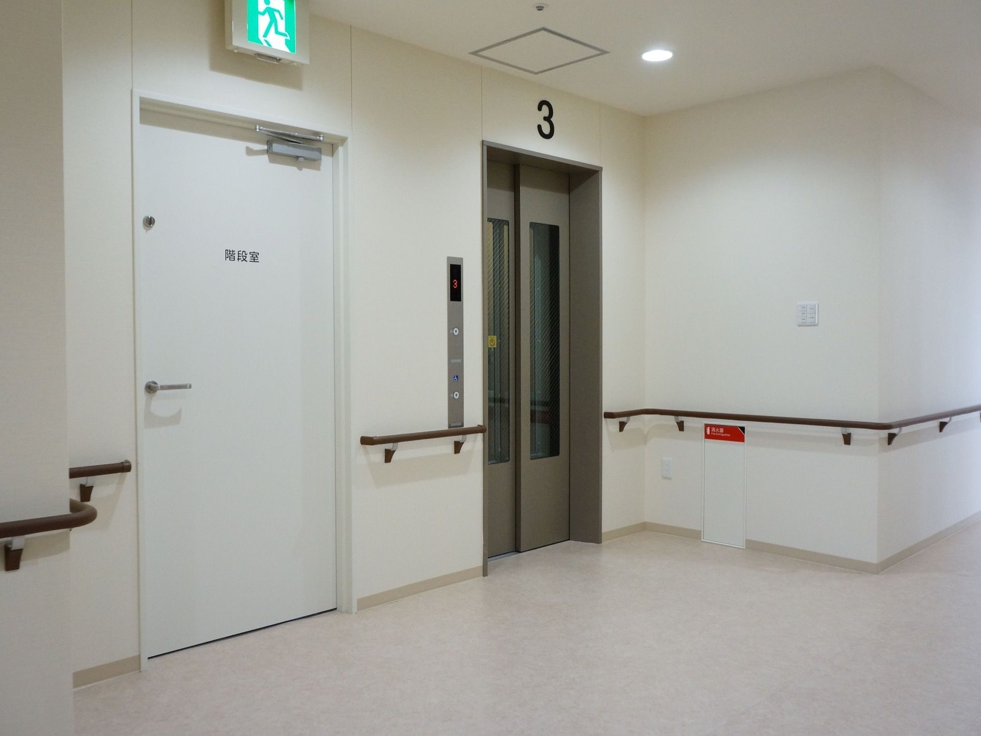 エレベーターの出入口上部には黒文字で大きな階数の表示がされており、遠くからでも確認することができる。