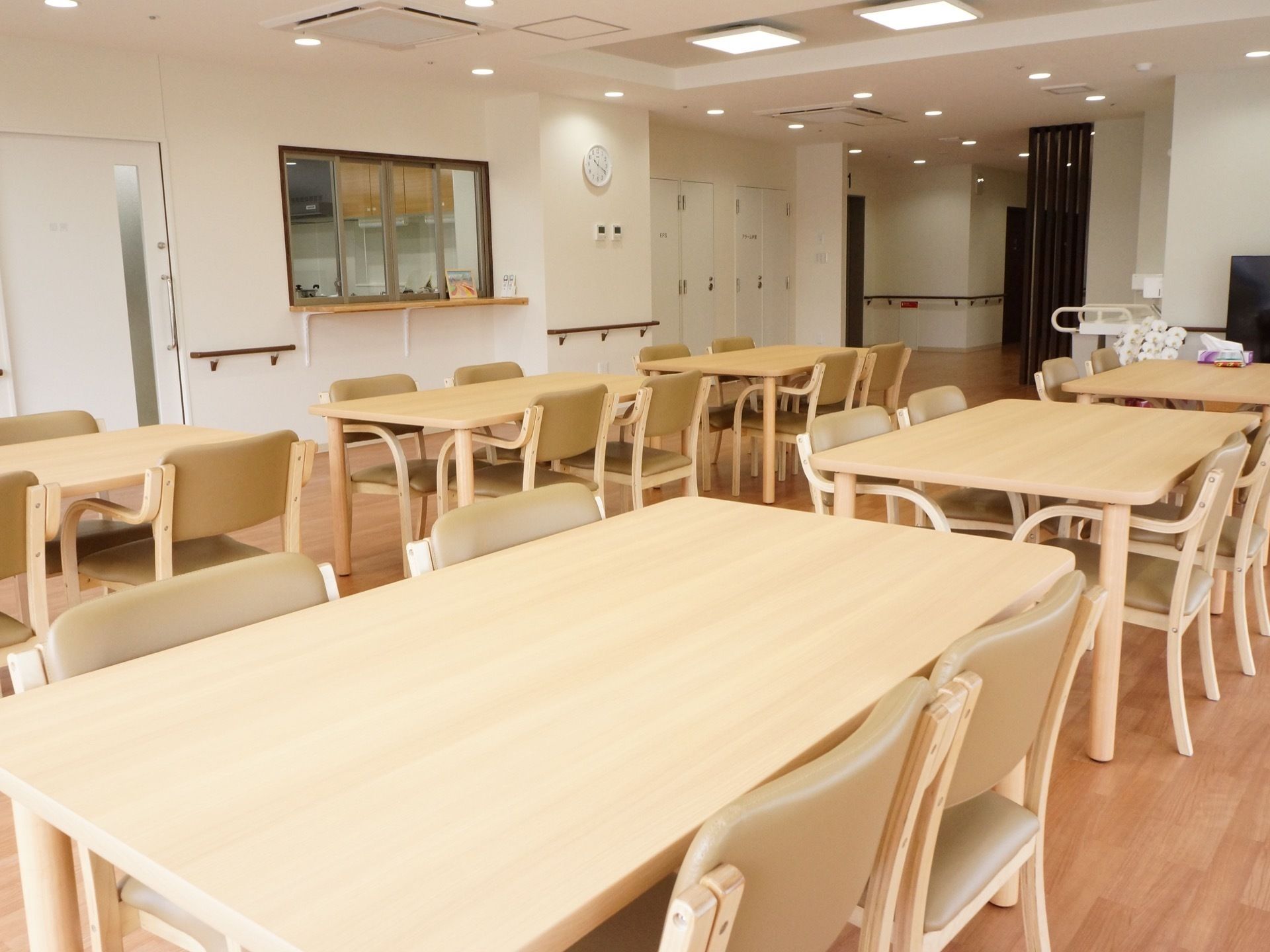 広い空間の多目的室である。入居者様の動線を配慮したテーブル配置になっており、ゆったりと座ることが可能である。