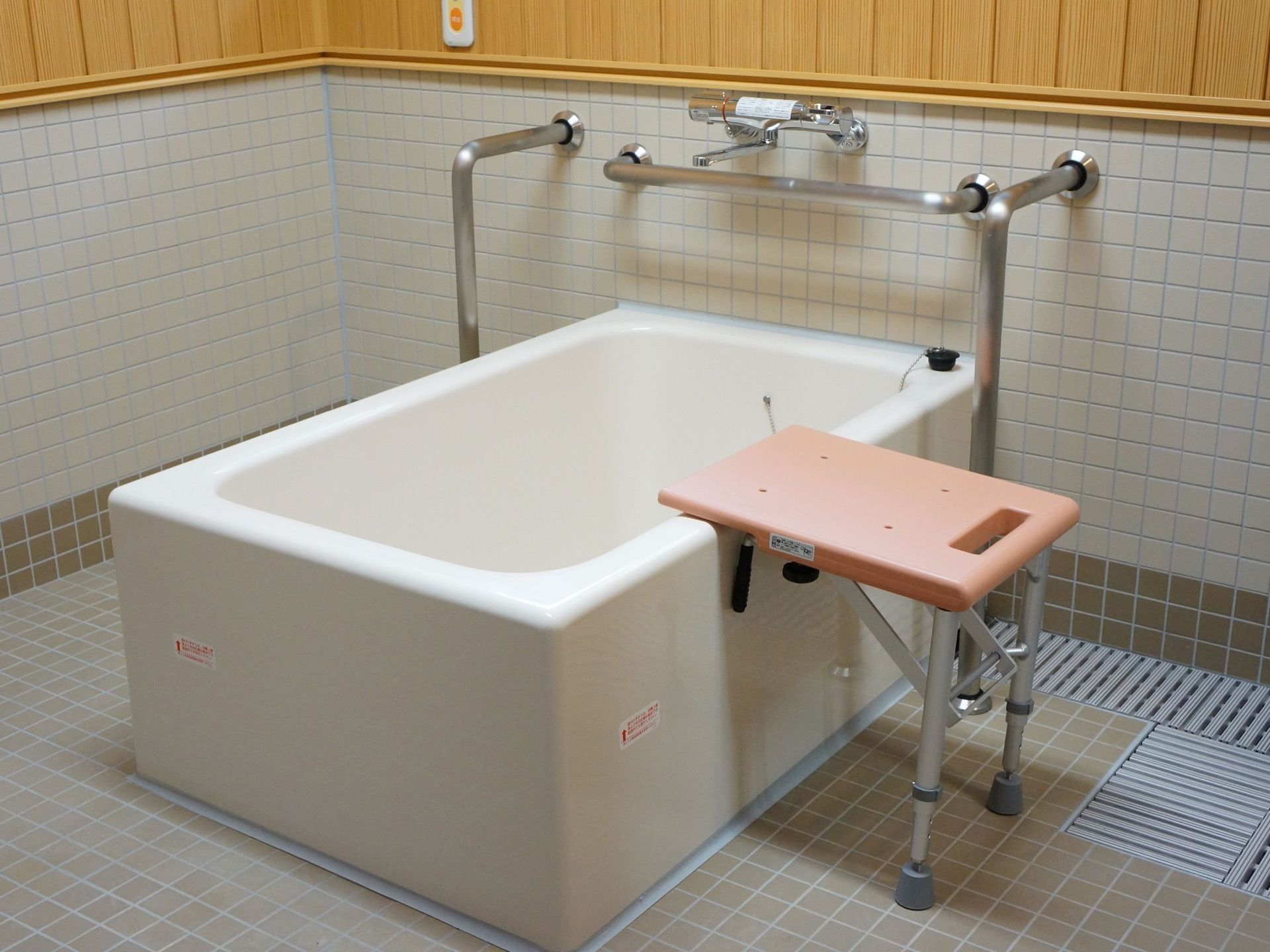 腰壁から上は木製の板貼りになっている和風の浴室である。独立した浴槽になっており、どの方向からでも入浴することができる。