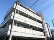 施設は白い建物になっており、1階部分はレンガ調のタイルが貼られている。2階から上のベランダには白いプレートのフェンスがついている。