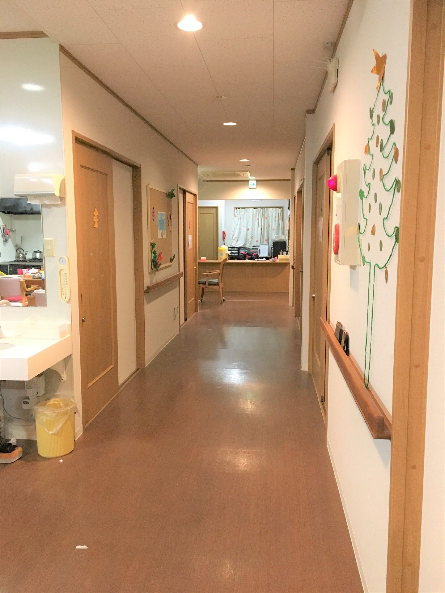 通路は、広く設計されており、車椅子でのすれ違いにも問題はない。壁には手すりも設置されているので、歩行時も安心である。