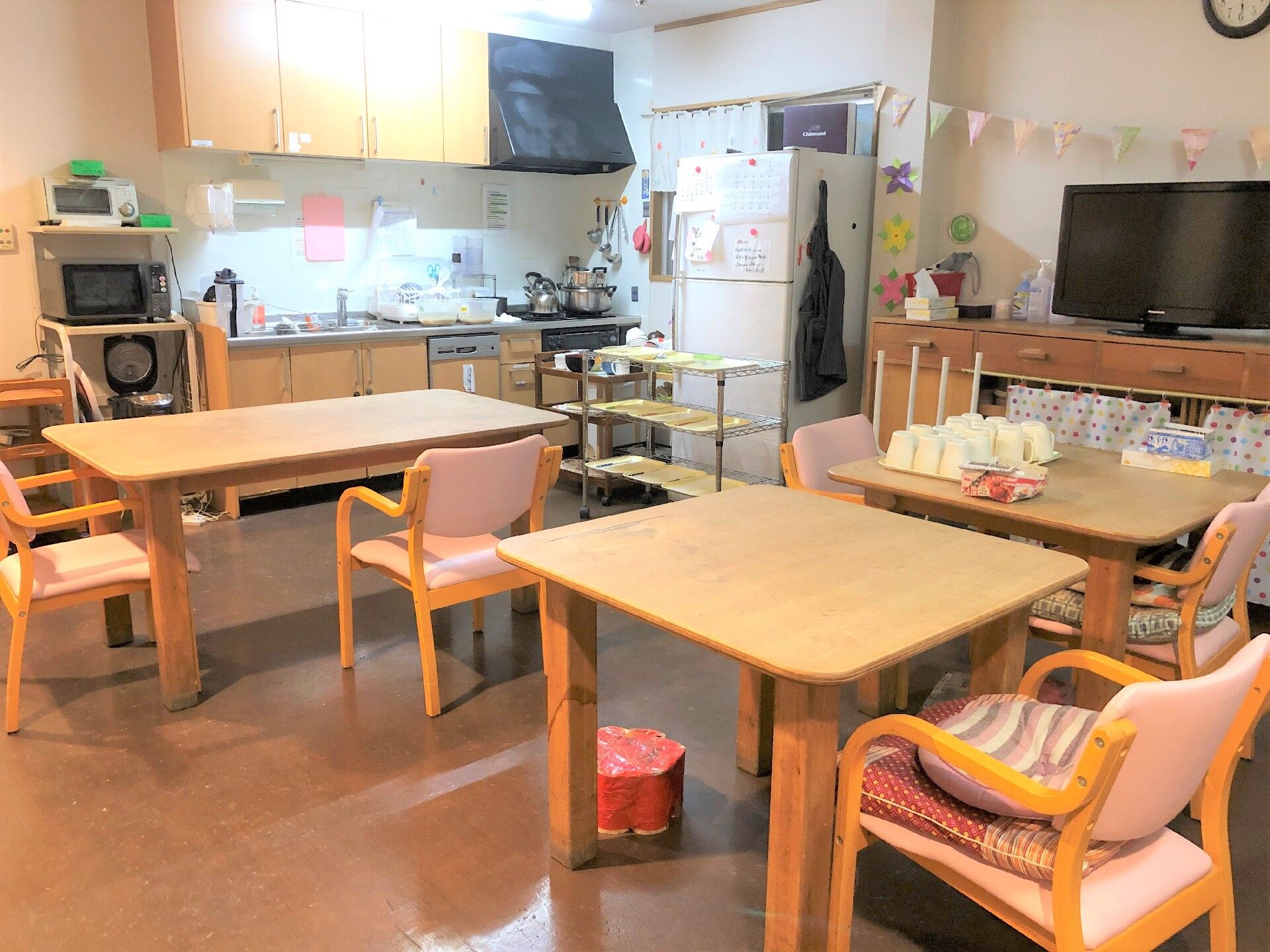 ラックに入居者様の食事を配膳するためのお盆が置かれている食堂