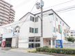 全体が白色の地上３階建ての外観のグループホーム