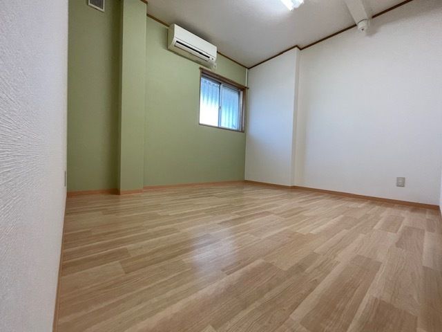 ご家族が押す車椅子で散歩に出かけて、楽しく過ごす入居者様