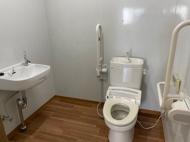 手すりの付いた洋式トイレと洗面台