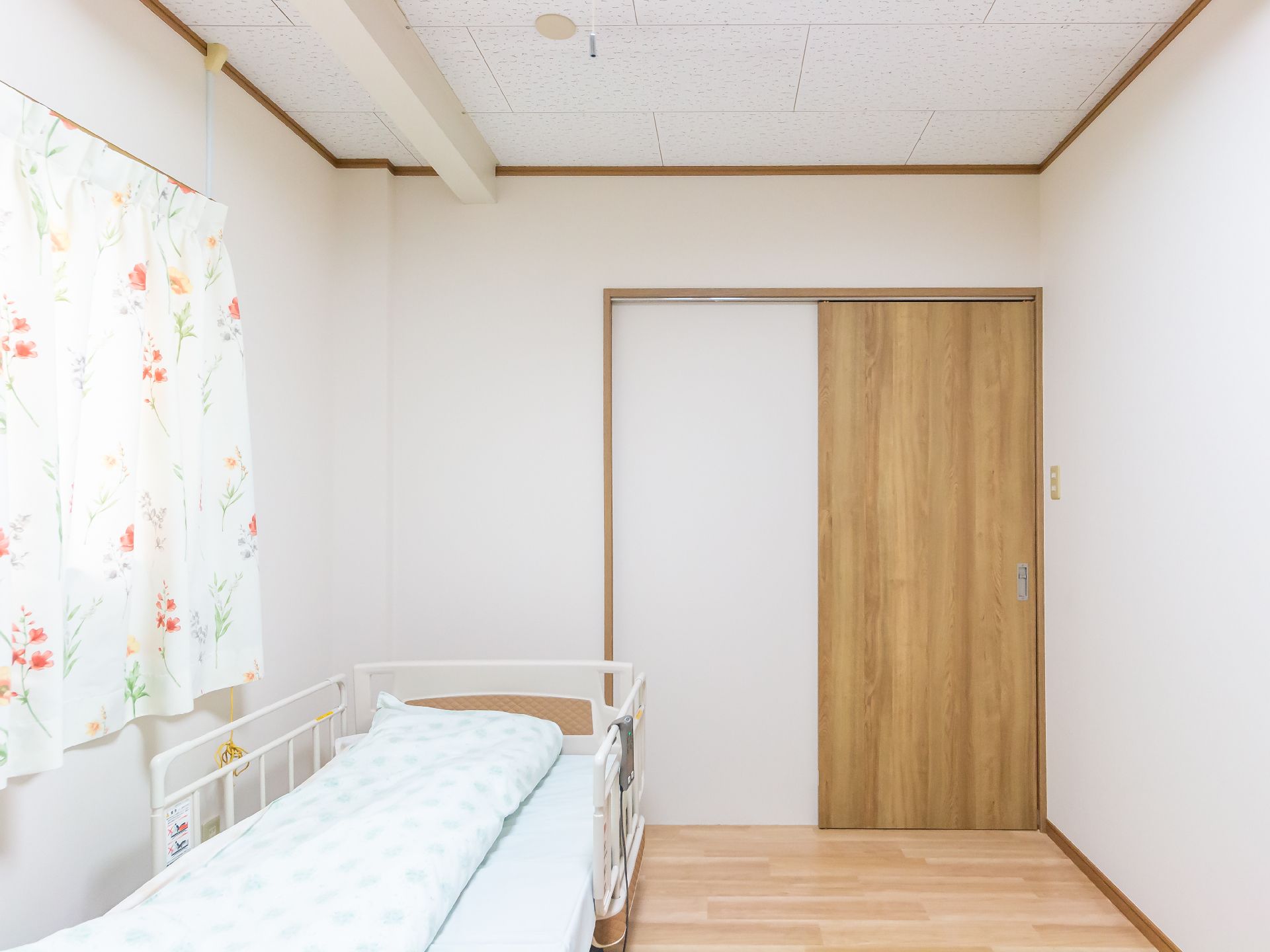 介護用ベッドのある居室