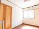 介護施設の明るい廊下と部屋