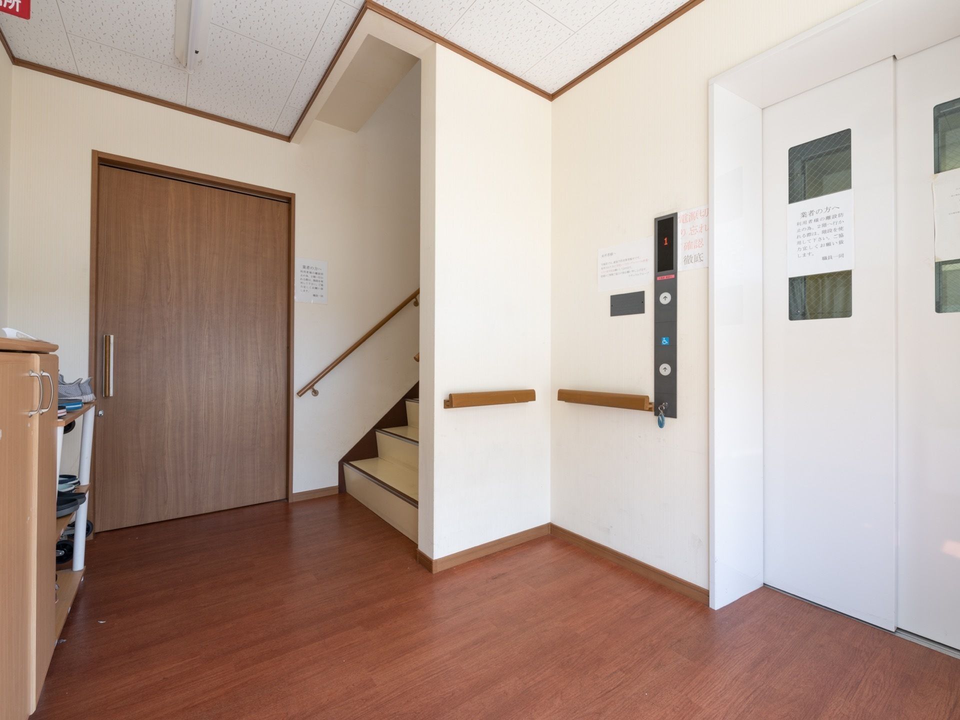 多くの人が待つことができる、広いエレベーターホール