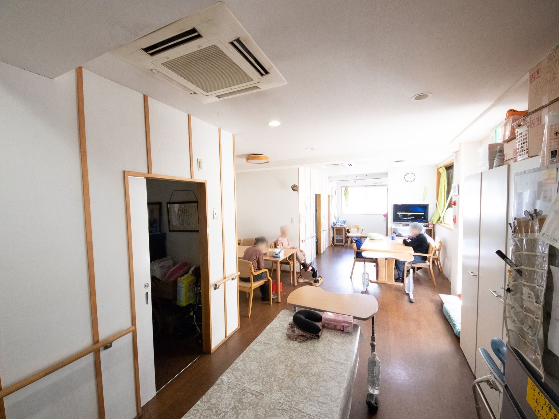 テレビを見たりお茶を飲んだり、自由に過ごせる共有スペース